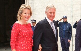 Le roi Philippe et la reine Mathilde, à l'Hôtel de ville de Bruxelles pour le mariage de Maria Laura, sa nièce.
